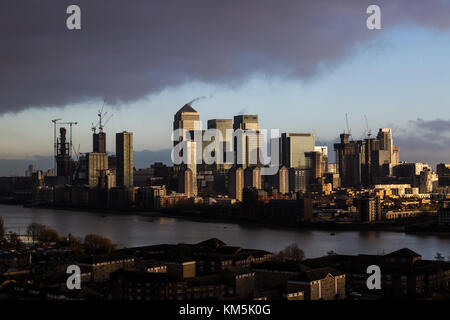 London, Großbritannien. 4. Dez, 2017. UK Wetter: Canary Wharf business park Gebäude mit Cloud an einem kalten aber sonnigen Montag Morgen gesehen. Credit: Guy Corbishley/Alamy leben Nachrichten Stockfoto