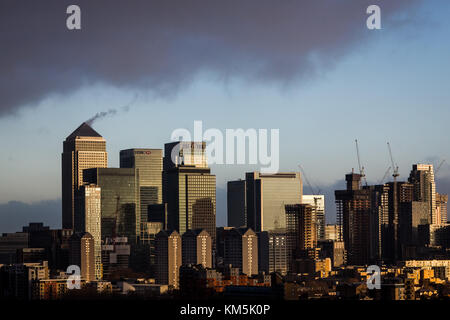 London, Großbritannien. 4. Dez, 2017. UK Wetter: Canary Wharf business park Gebäude mit Cloud an einem kalten aber sonnigen Montag Morgen gesehen. Credit: Guy Corbishley/Alamy leben Nachrichten Stockfoto