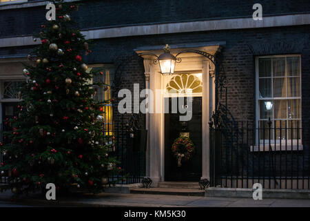 London, Großbritannien. 4. Dezember 2017. Eine traditionelle geschmückten Weihnachtsbaum und Kranz vor der Tür von Downing Street 10. Credit: Mark kerrison/alamy leben Nachrichten Stockfoto