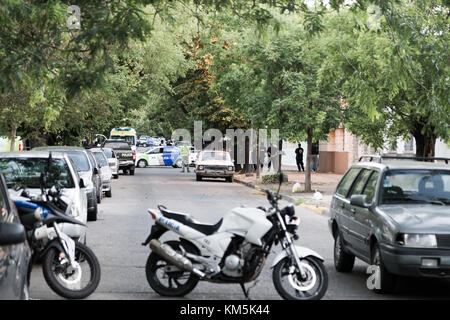 La Plata, Argentinien. 04 Dez, 2017. Ein Klima der Angst und Spannung wurde am Montag in einem Sektor des Barrio Norte lebte, in La Plata, wo ein Mann einen Freund als Geisel an seinem Haus für drei Stunden statt. Credit: Federico Julien/Alamy leben Nachrichten Stockfoto