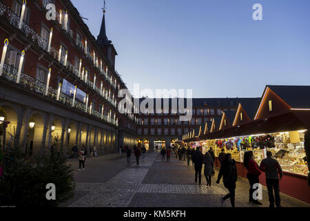 Madrid, Madrid, Spanien. 4. Dez, 2017. Menschen gesehen zu Fuß durch den Markt, da sie den Markt der Plaza Mayor teilnehmen. Der Weihnachtsmarkt im Plaza Mayor ist wahrscheinlich eines der ältesten im Land und wird von Ende November bis 30. Dezember werden mit rund 100 Geschäften, in denen traditionelle Weihnachten Produkte gefunden werden können. Quelle: manu Reino/Sopa/zuma Draht/alamy leben Nachrichten Stockfoto