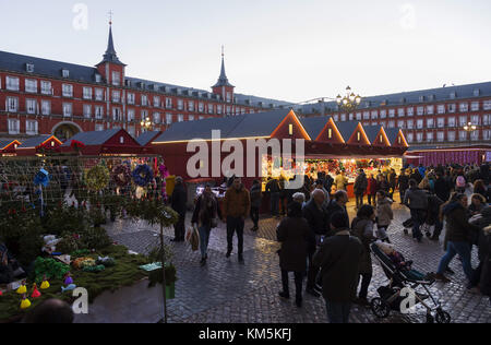 Madrid, Madrid, Spanien. 4. Dez, 2017. Menschen gesehen zu Fuß durch den Markt, da sie den Markt der Plaza Mayor teilnehmen. Der Weihnachtsmarkt im Plaza Mayor ist wahrscheinlich eines der ältesten im Land und wird von Ende November bis 30. Dezember werden mit rund 100 Geschäften, in denen traditionelle Weihnachten Produkte gefunden werden können. Quelle: manu Reino/Sopa/zuma Draht/alamy leben Nachrichten Stockfoto