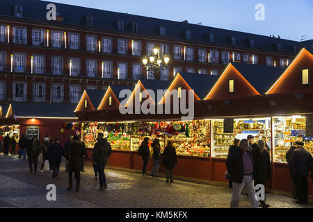 Madrid, Madrid, Spanien. 4. Dez, 2017. Menschen gesehen zu Fuß durch den Markt, da sie den Markt der Plaza Mayor teilnehmen. Der Weihnachtsmarkt im Plaza Mayor ist wahrscheinlich eines der ältesten im Land und wird von Ende November bis 30. Dezember werden mit rund 100 Geschäften, in denen traditionelle Weihnachten Produkte gefunden werden können. Quelle: manu Reino/Sopa/zuma Draht/alamy leben Nachrichten Stockfoto