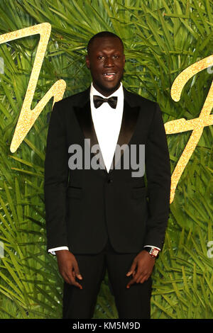 London, Großbritannien. 4. Dezember, 2017. Stormzy, die Fashion Awards 2017, die Royal Albert Hall, London, Großbritannien. 04 Dez, 2017. Foto von Richard Goldschmidt Credit: Rich Gold/Alamy leben Nachrichten Stockfoto