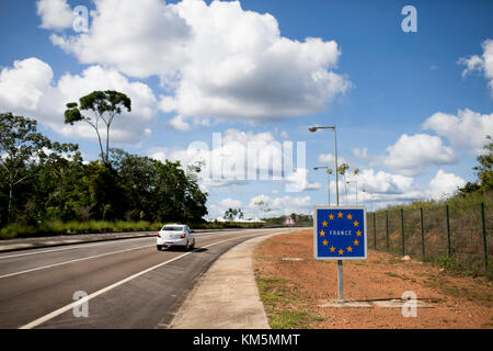 Bild des Grenzübergangs zwischen Brasilien und Französisch-Guayana, aufgenommen am 20. November 2017. Am Straßenrand ist ein Verkehrsschild zu sehen, das den Beginn des französischen Territoriums anzeigt. Foto: Herbst Sonnichsen/dpa Stockfoto