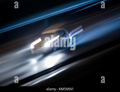 Frankfurt am Main, Deutschland. Dezember 2017. Ein Fahrzeug auf der Autobahn 661 (A661) nach dem Herbstfall der Nacht in Frankfurt am Main, Deutschland, 4. Dezember 2017. (Long Exposure Shot) Credit: Frank Rumpenhorst/dpa/Alamy Live News Stockfoto