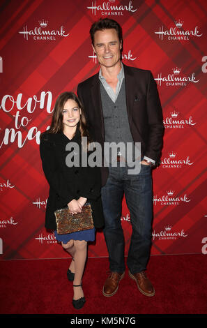 Los Angeles, Ca, USA. Dez 2017. Dylan Neal, Tochter Bella Neal, bei Der Vorführung Von Hallmark Channels "Christmas In Holly Lodge" in The Grove in Los Angeles, Kalifornien am 4. Dezember 2017. Kredit: Faye Sadou/Media Punch/Alamy Live News Stockfoto