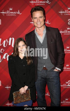 Los Angeles, Ca, USA. Dez 2017. Dylan Neal, Tochter Bella Neal, bei Der Vorführung Von Hallmark Channels "Christmas In Holly Lodge" in The Grove in Los Angeles, Kalifornien am 4. Dezember 2017. Kredit: Faye Sadou/Media Punch/Alamy Live News Stockfoto