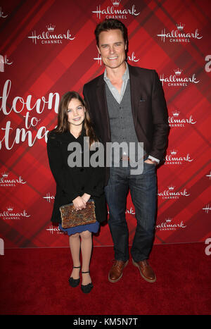 Los Angeles, Ca, USA. Dez 2017. Dylan Neal, Tochter Bella Neal, bei Der Vorführung Von Hallmark Channels "Christmas In Holly Lodge" in The Grove in Los Angeles, Kalifornien am 4. Dezember 2017. Kredit: Faye Sadou/Media Punch/Alamy Live News Stockfoto