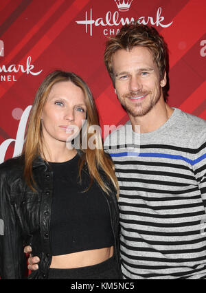 Los Angeles, Ca, USA. Dez 2017. Rusty Joiner, Charity Walden Joiner, bei Der Vorführung Von Hallmark Channels "Christmas At Holly Lodge" in The Grove in Los Angeles, Kalifornien am 4. Dezember 2017. Kredit: Faye Sadou/Media Punch/Alamy Live News Stockfoto