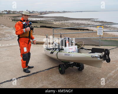 Sheerness, Kent, Großbritannien. 5 Dez, 2017. UK Wetter: bedeckt und ruhigen Morgen in Sheerness. Ein Mann bereitet seine High-Tech-Sea Kayak bereit für einen Tag angeln. Credit: James Bell/Alamy leben Nachrichten Stockfoto