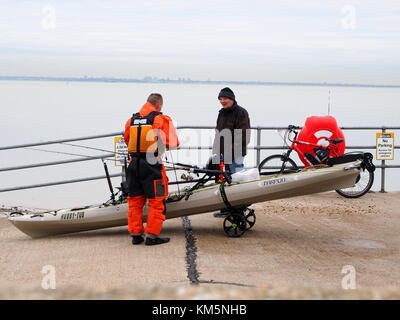 Sheerness, Kent, Großbritannien. 5 Dez, 2017. UK Wetter: bedeckt und ruhigen Morgen in Sheerness. Ein Mann bereitet seine High-Tech-Sea Kayak bereit für einen Tag angeln. Credit: James Bell/Alamy leben Nachrichten Stockfoto