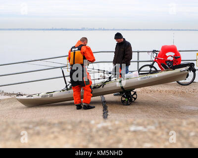 Sheerness, Kent, Großbritannien. 5 Dez, 2017. UK Wetter: bedeckt und ruhigen Morgen in Sheerness. Ein Mann bereitet seine High-Tech-Sea Kayak bereit für einen Tag angeln. Credit: James Bell/Alamy leben Nachrichten Stockfoto