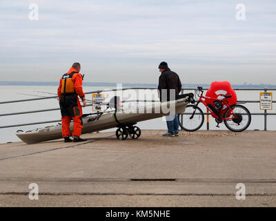 Sheerness, Kent, Großbritannien. 5 Dez, 2017. UK Wetter: bedeckt und ruhigen Morgen in Sheerness. Ein Mann bereitet seine High-Tech-Sea Kayak bereit für einen Tag angeln. Credit: James Bell/Alamy leben Nachrichten Stockfoto