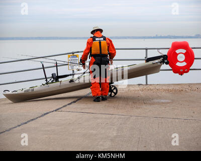 Sheerness, Kent, Großbritannien. 5 Dez, 2017. UK Wetter: bedeckt und ruhigen Morgen in Sheerness. Ein Mann bereitet seine High-Tech-Sea Kayak bereit für einen Tag angeln. Credit: James Bell/Alamy leben Nachrichten Stockfoto