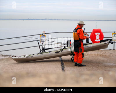 Sheerness, Kent, Großbritannien. 5 Dez, 2017. UK Wetter: bedeckt und ruhigen Morgen in Sheerness. Ein Mann bereitet seine High-Tech-Sea Kayak bereit für einen Tag angeln. Credit: James Bell/Alamy leben Nachrichten Stockfoto