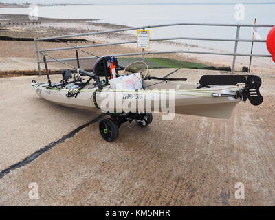 Sheerness, Kent, Großbritannien. 5 Dez, 2017. UK Wetter: bedeckt und ruhigen Morgen in Sheerness. Ein Mann bereitet seine High-Tech-Sea Kayak bereit für einen Tag angeln. Credit: James Bell/Alamy leben Nachrichten Stockfoto