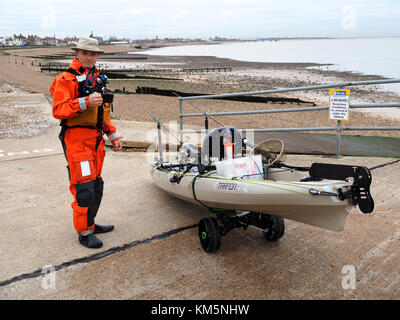 Sheerness, Kent, Großbritannien. 5 Dez, 2017. UK Wetter: bedeckt und ruhigen Morgen in Sheerness. Ein Mann bereitet seine High-Tech-Sea Kayak bereit für einen Tag angeln. Credit: James Bell/Alamy leben Nachrichten Stockfoto