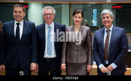 Bruxelles, Belgien. 04 Dez, 2017. Brüssel, Belgien, 4. Dezember 2017: Von Links: Slowakische Minister Peter Kasimir posiert mit den luxemburgischen Finanzminister Pierre Gramegna, der lettische Finanzminister Dana Reizniece-Ozola und der portugiesischen Finanzminister Mario Centeno vor der Eurogruppe, wo der neue Präsident wird ernennen. Credit: Geschichte/Alamy leben Nachrichten Stockfoto