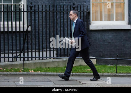 London, Großbritannien. 5 Dez, 2017. Julian Smith mp, Chief Whip, kommt an 10 Downing Street für eine Kabinettssitzung. Credit: Mark kerrison/alamy leben Nachrichten Stockfoto