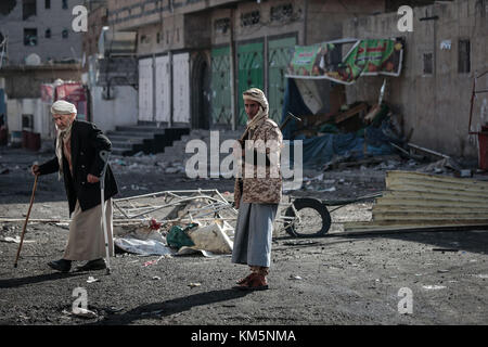 Sanaa, Jemen. Dezember 2017. Ein junger Huthi-Rebellenkämpfer steht auf einer Straße, die zum Wohnsitz des ehemaligen jemenitischen Präsidenten Ali Abdullah Saleh in Sanaa, Jemen, führt, am 5. Dezember 2017. Saleh wurde am Montag von Huthi-Rebellen getötet. Quelle: Hani Al-ANSI/dpa/Alamy Live News Stockfoto