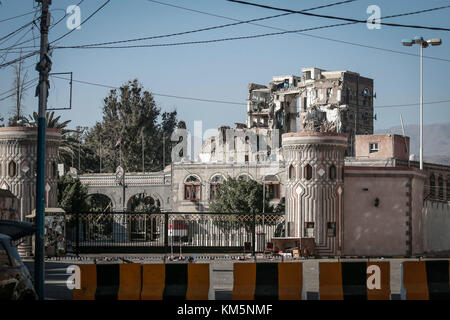 Sanaa, Jemen. Dezember 2017. Eine allgemeine Ansicht über den von den Huthi-Rebellen kontrollierten Republikanischen Palast, der durch Luftangriffe von Saudi-Arabien in Sanaa, Jemen, am 5. Dezember 2017 zerstört wurde. Der ehemalige jemenitische Präsident Ali Abdullah Saleh Saleh wurde am Montag von Huthi-Rebellen getötet. Quelle: Hani Al-ANSI/dpa/Alamy Live News Stockfoto