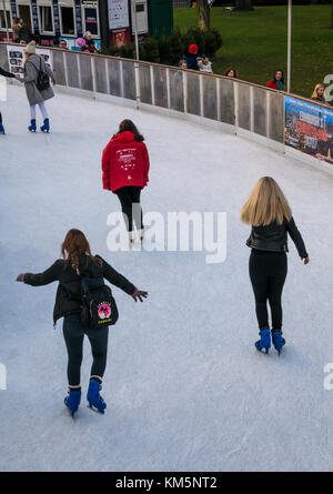 Edinburgh, Schottland, Großbritannien, 4. Dezember 2017. Edinburgh Weihnachten Eislaufbahn in St. Andrew Square mit Mädchen Schlittschuhlaufen Stockfoto