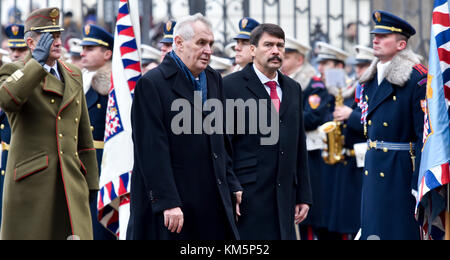 Prag, Tschechische Republik. 05 Dez, 2017. tschechische Präsident Milos Zeman (Mitte-links) Treffen mit der ungarische Präsident janos Ader (Mitte rechts) auf der Prager Burg, in der Tschechischen Republik, am 5. Dezember 2017. Quelle: vit simanek/ctk Photo/alamy leben Nachrichten Stockfoto