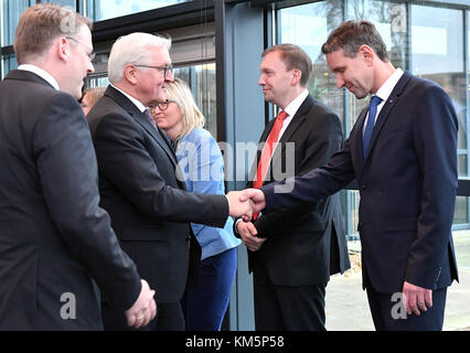 Erfurt, Deutschland. Dezember 2017. Bundespräsident Frank-Walter Steinmeier (2-L) schüttelt dem AfD-Fraktionsführer Bjoern Hoecke im landtag in Erfurt, 5. Dezember 2017 die Hand. Der erste Tag seines Eröffnungsbesuchs findet unter dem Motto "Demokratie" statt - morgen reist Steinmeier nach Mühlhausen. Quelle: Martin Schutt/dpa-Zentralbild/dpa/Alamy Live News Stockfoto