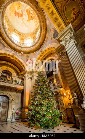 Castle Howard, UK. 5. Dezember, 2017. "Engel auf Hohe "Weihnachten Anzeige von Schloss Howards Kunstsammlungen, Architektur und Innenarchitektur inspiriert, ist die Vision von Creative Producer Charlotte Lloyd Webber und theatralische Designer Bretta Gerecke. Die große Halle mit einem traditionellen Weihnachtsbaum mit über 3000 Dekorationen. Die Ausstellung läuft bis 23. Dezember. Foto Bailey-Cooper Fotografie/Alamy leben Nachrichten Stockfoto