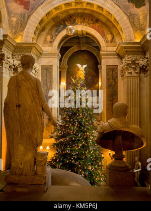 Castle Howard, UK. 5. Dezember, 2017. "Engel auf Hohe "Weihnachten Anzeige von Schloss Howards Kunstsammlungen, Architektur und Innenarchitektur inspiriert, ist die Vision von Creative Producer Charlotte Lloyd Webber und theatralische Designer Bretta Gerecke. Die große Halle mit einem traditionellen Weihnachtsbaum mit über 3000 Dekorationen. Die Ausstellung läuft bis 23. Dezember. Foto Bailey-Cooper Fotografie/Alamy leben Nachrichten Stockfoto