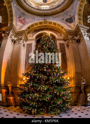 Castle Howard, UK. 5. Dezember, 2017. "Engel auf Hohe "Weihnachten Anzeige von Schloss Howards Kunstsammlungen, Architektur und Innenarchitektur inspiriert, ist die Vision von Creative Producer Charlotte Lloyd Webber und theatralische Designer Bretta Gerecke. Die große Halle mit einem traditionellen Weihnachtsbaum mit über 3000 Dekorationen. Die Ausstellung läuft bis 23. Dezember. Foto Bailey-Cooper Fotografie/Alamy leben Nachrichten Stockfoto