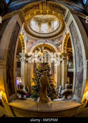 Castle Howard, UK. 5. Dezember, 2017. "Engel auf Hohe "Weihnachten Anzeige von Schloss Howards Kunstsammlungen, Architektur und Innenarchitektur inspiriert, ist die Vision von Creative Producer Charlotte Lloyd Webber und theatralische Designer Bretta Gerecke. Die große Halle mit einem traditionellen Weihnachtsbaum mit über 3000 Dekorationen. Die Ausstellung läuft bis 23. Dezember. Foto Bailey-Cooper Fotografie/Alamy leben Nachrichten Stockfoto