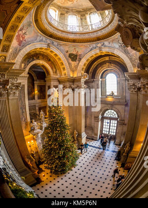 Castle Howard, UK. 5. Dezember, 2017. "Engel auf Hohe "Weihnachten Anzeige von Schloss Howards Kunstsammlungen, Architektur und Innenarchitektur inspiriert, ist die Vision von Creative Producer Charlotte Lloyd Webber und theatralische Designer Bretta Gerecke. Die große Halle mit einem traditionellen Weihnachtsbaum mit über 3000 Dekorationen. Die Ausstellung läuft bis 23. Dezember. Foto Bailey-Cooper Fotografie/Alamy leben Nachrichten Stockfoto