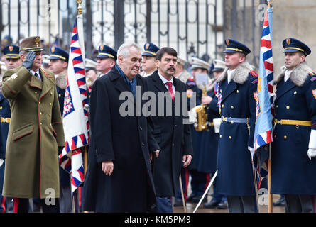 Prag, Tschechische Republik. 05. Dez 2017. - KORRIGIERTER NAME DES TSCHECHISCHEN PRÄSIDENTEN IM TITEL "MILOS ZEMAN" der tschechische Präsident Milos Zeman (Mitte links) trifft sich am 5. Dezember 2017 auf der Prager Burg, Tschechische Republik, mit dem ungarischen Präsidenten Janos Ader (Mitte rechts). Quelle: VIT Simanek/CTK Photo/Alamy Live News Stockfoto