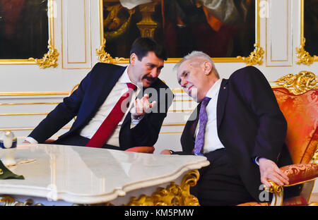 Prag, Tschechische Republik. 05 Dez, 2017. tschechische Präsident Milos Zeman (rechts) Treffen mit der ungarische Präsident janos Ader (links) auf der Prager Burg, in der Tschechischen Republik, am 5. Dezember 2017. Quelle: vit simanek/ctk Photo/alamy leben Nachrichten Stockfoto