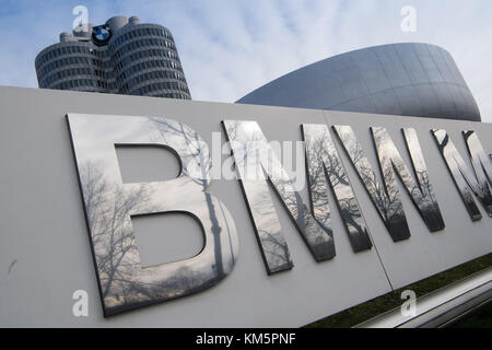 München, Deutschland. 5. Dez 2017. Die BMW-Zentrale ist am 5. Dezember 2017 in München zu sehen. Kredit: Peter Kneffel/dpa/Alamy Live Nachrichten Stockfoto