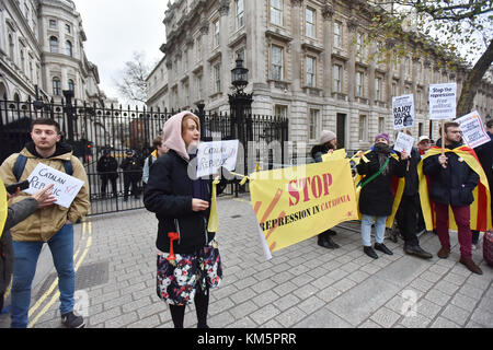 Downing Street, London, Großbritannien. Dezember 2017. Katalonier protestieren vor der Downing Street beim Besuch des spanischen Ministerpräsidenten Mariano Rajoy. Quelle: Matthew Chattle/Alamy Live News Stockfoto