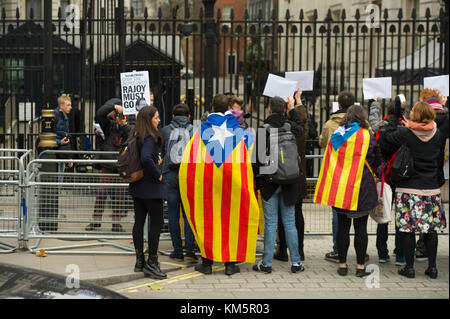 Downing Street, London, UK. Am 5. Dezember 2017. Der spanische Premierminister Mariano Rajoy ist gezwungen, Downing Street durch den hinteren Eingang zu erfüllen British PM Theresa May als pro Katalanischen Demonstranten der Haupteingang von Whitehall Block eingeben. Credit: Malcolm Park/Alamy Leben Nachrichten. Stockfoto