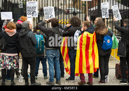 Downing Street, London, UK. Am 5. Dezember 2017. Der spanische Premierminister Mariano Rajoy ist gezwungen, Downing Street durch den hinteren Eingang zu erfüllen British PM Theresa May als pro Katalanischen Demonstranten der Haupteingang von Whitehall Block eingeben. Credit: Malcolm Park/Alamy Leben Nachrichten. Stockfoto