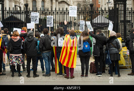 Downing Street, London, UK. Am 5. Dezember 2017. Der spanische Premierminister Mariano Rajoy ist gezwungen, Downing Street durch den hinteren Eingang zu erfüllen British PM Theresa May als pro Katalanischen Demonstranten der Haupteingang von Whitehall Block eingeben. Credit: Malcolm Park/Alamy Leben Nachrichten. Stockfoto