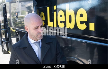 Madrid, Spanien. Dezember 2017. Borussia Dortmunds Cheftrainer Peter Bosz steigt am 5. Dezember 2017 am Flughafen Madrid in den Mannschaftsbus ein. Borussia Dortmund spielt im letzten Gruppenspiel der Champions League am 6. Dezember gegen Real Madrid. Quelle: Bernd Thissen/dpa/Alamy Live News Stockfoto