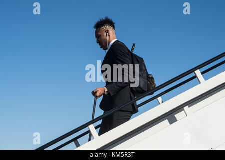 Madrid, Spanien. Dezember 2017. Pierre-Emerick Aubameyang von Borussia Dortmund geht am 5. Dezember 2017 die Gangway am Flughafen Madrid, Spanien, hinunter. Borussia Dortmund spielt im letzten Gruppenspiel der Champions League am 6. Dezember gegen Real Madrid. Quelle: Bernd Thissen/dpa/Alamy Live News Stockfoto