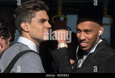 Madrid, Spanien. Dezember 2017. Marc Bartra (L) aus Borussia Dortmund und Pierre-Emerick Aubameyang steigen am 5. Dezember 2017 am Flughafen Madrid in den Mannschaftsbus ein. Borussia Dortmund spielt im letzten Gruppenspiel der Champions League am 6. Dezember gegen Real Madrid. Quelle: Bernd Thissen/dpa/Alamy Live News Stockfoto