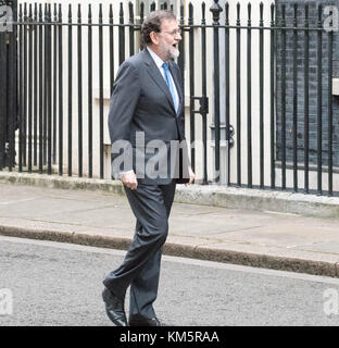 London, Großbritannien. 5. Dezember 2017. Der spanische Premierminister Mariano Rajoy kommt in der Downing Street 10:00 Uhr Theresa zu erfüllen, kann durch den Hintereingang aufgrund der katalanischen Demonstranten blockieren die Vorderseite der Downing Street Credit: Ian Davidson/alamy leben Nachrichten Stockfoto