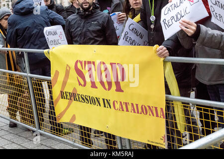 London, Großbritannien. 5. Dezember, 2017. katalanisch Demonstranten blockade Downing Street auf den Besuch des spanischen Ministerpräsidenten Marino rajoy Kredit zu protestieren: Ian Davidson/alamy leben Nachrichten Stockfoto