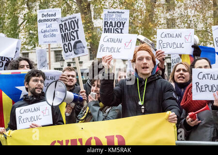 London, Großbritannien. 5.. Dezember 2017. Katalanische Demonstranten blockieren Downing Street, um gegen den Besuch des spanischen Premierministers Marino Rajoy zu protestieren Kredit: Ian Davidson/Alamy Live News Stockfoto