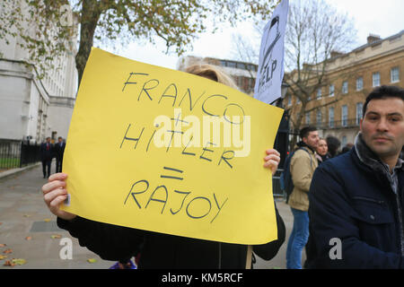 London, Großbritannien. 5 Dez, 2017. pro katalanischen Unabhängigkeit Anhänger demonstrierten außerhalb der Downing Street für die Ankunft des spanischen Ministerpräsidenten Mariano Rajoy Credit: Amer ghazzal/alamy leben Nachrichten Stockfoto