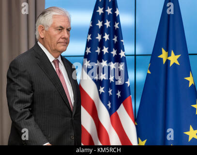 Brussel, Belgien. 05 Dez, 2017. US-Außenministerin Rex Tillerson und der EU Hoher Vertreter der Union für Außen- und Sicherheitspolitik und Vizepräsidentin der Kommission (Unsichtbar) spricht mit Medien während einer gemeinsamen Pressekonferenz im Gebäude des Rates der Europäischen Union: Geschichte/Alamy leben Nachrichten Stockfoto