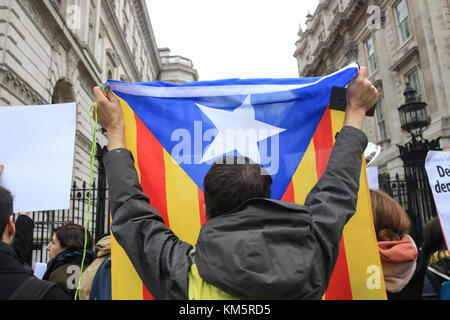 London, Großbritannien. 5 Dez, 2017. pro katalanischen Unabhängigkeit Anhänger demonstrierten außerhalb der Downing Street für die Ankunft des spanischen Ministerpräsidenten Mariano Rajoy Credit: Amer ghazzal/alamy leben Nachrichten Stockfoto